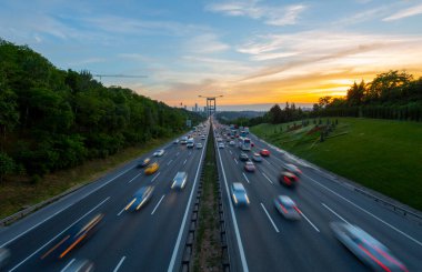İstanbul 'da iki kıtayı birbirine bağlayan büyük köprü, trafik yoğun maruz kalma tekniğiyle fotoğraflandı