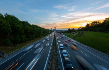 İstanbul 'da iki kıtayı birbirine bağlayan büyük köprü, trafik yoğun maruz kalma tekniğiyle fotoğraflandı