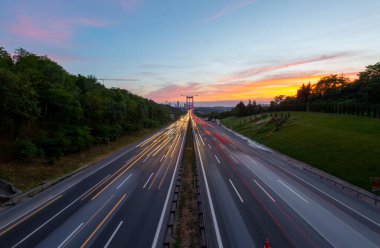 İstanbul 'da iki kıtayı birbirine bağlayan büyük köprü, trafik yoğun maruz kalma tekniğiyle fotoğraflandı