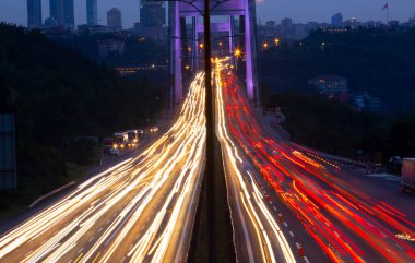 İstanbul 'da iki kıtayı birbirine bağlayan büyük köprü, trafik yoğun maruz kalma tekniğiyle fotoğraflandı