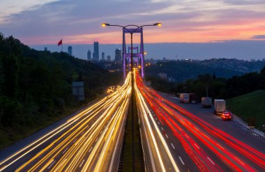 İstanbul 'da iki kıtayı birbirine bağlayan büyük köprü, trafik yoğun maruz kalma tekniğiyle fotoğraflandı