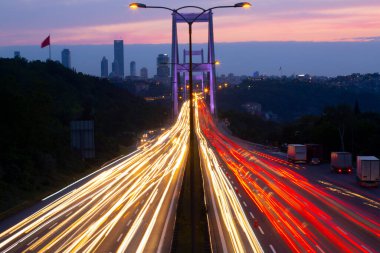 İstanbul 'da iki kıtayı birbirine bağlayan büyük köprü, trafik yoğun maruz kalma tekniğiyle fotoğraflandı