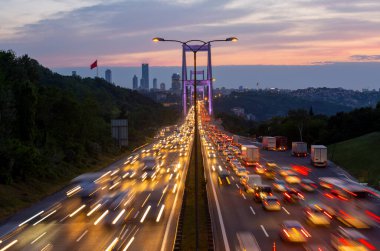 İstanbul 'da iki kıtayı birbirine bağlayan büyük köprü, trafik yoğun maruz kalma tekniğiyle fotoğraflandı