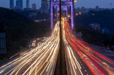 İstanbul 'da iki kıtayı birbirine bağlayan büyük köprü, trafik yoğun maruz kalma tekniğiyle fotoğraflandı