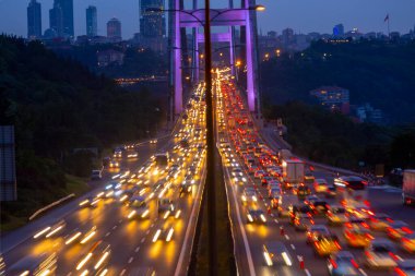 İstanbul 'da iki kıtayı birbirine bağlayan büyük köprü, trafik yoğun maruz kalma tekniğiyle fotoğraflandı