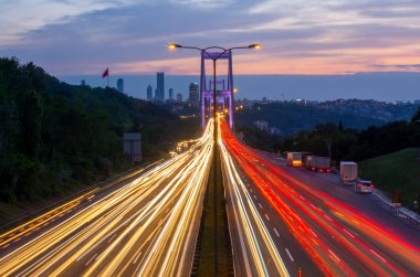 İstanbul 'da iki kıtayı birbirine bağlayan büyük köprü, trafik yoğun maruz kalma tekniğiyle fotoğraflandı
