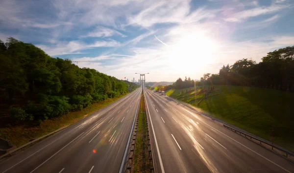 İstanbul 'da iki kıtayı birbirine bağlayan büyük köprü, trafik yoğun maruz kalma tekniğiyle fotoğraflandı