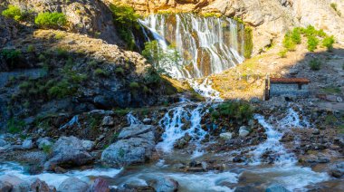 Kapuzbasi şelalesi dünyanın en yüksek ikinci şelalesidir ve Anadolu 'da saklanan en güzel doğa yeridir..