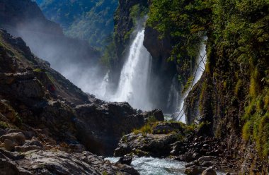 Kapuzbasi şelalesi dünyanın en yüksek ikinci şelalesidir ve Anadolu 'da saklanan en güzel doğa yeridir..