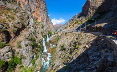 Kapuzbasi şelalesi dünyanın en yüksek ikinci şelalesidir ve Anadolu 'da saklanan en güzel doğa yeridir..