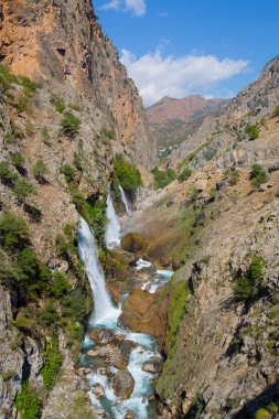 Kapuzbasi şelalesi dünyanın en yüksek ikinci şelalesidir ve Anadolu 'da saklanan en güzel doğa yeridir..