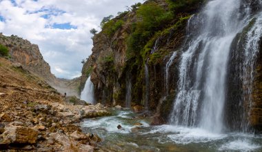 Kapuzbasi şelalesi dünyanın en yüksek ikinci şelalesidir ve Anadolu 'da saklanan en güzel doğa yeridir..