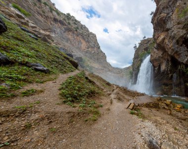 Kapuzbasi şelalesi dünyanın en yüksek ikinci şelalesidir ve Anadolu 'da saklanan en güzel doğa yeridir..