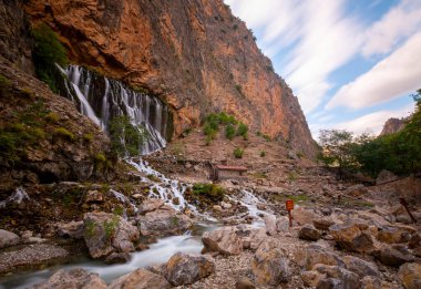 Kapuzbasi şelalesi dünyanın en yüksek ikinci şelalesidir ve Anadolu 'da saklanan en güzel doğa yeridir..