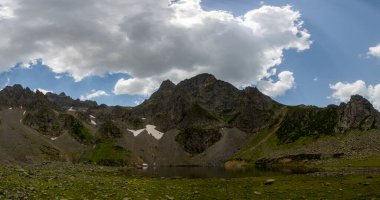 Kackar Dağları 'ndaki Avusor Buzul Gölü (Heart Lake). Avusor Platosu, Rize, Türkiye. Panoramik Çekim.