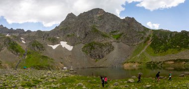 Kackar Dağları 'ndaki Avusor Buzul Gölü (Heart Lake). Avusor Platosu, Rize, Türkiye. Panoramik Çekim.