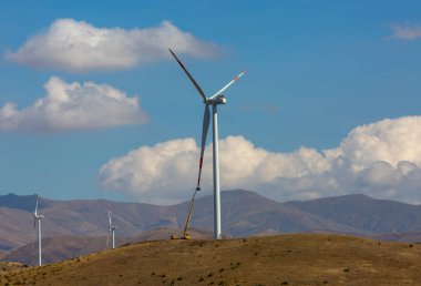 Rüzgar türbinlerinin ya da yel değirmenlerinin tarlalarının akşam manzarası