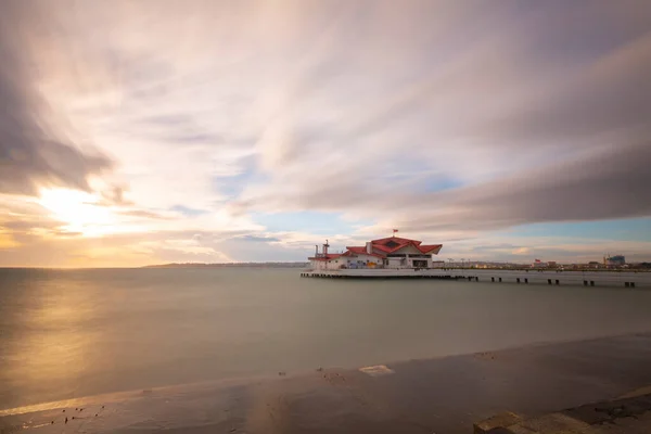 ブユッケムビーチは波状で 長い露出技術で撮影された日没です — ストック写真