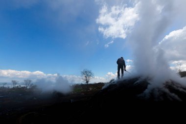 Tahtadan kömür yapmak için hazırlık. Ormanda kömür üretimi için hazırlanmış bir odun yığını..
