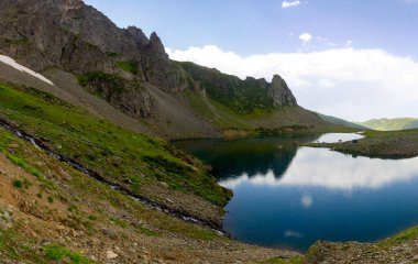 Kackar Dağları 'ndaki Avusor Buzul Gölü (Heart Lake). Avusor Platosu, Rize, Türkiye. Panoramik Çekim.