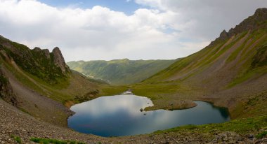 Kackar Dağları 'ndaki Avusor Buzul Gölü (Heart Lake). Avusor Platosu, Rize, Türkiye. Panoramik Çekim.