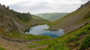 Kackar Dağları 'ndaki Avusor Buzul Gölü (Heart Lake). Avusor Platosu, Rize, Türkiye. Panoramik Çekim.