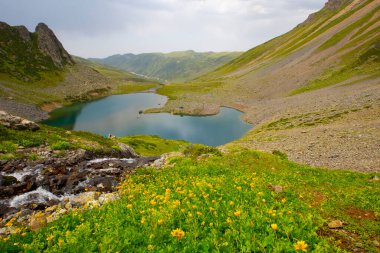 Kackar Dağları 'ndaki Avusor Buzul Gölü (Heart Lake). Avusor Platosu, Rize, Türkiye. Panoramik Çekim.