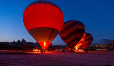 Sıcak hava balonu uçuşu Cappadocia, Türkiye, Goreme köyü, sıcak hava balonu geçidi