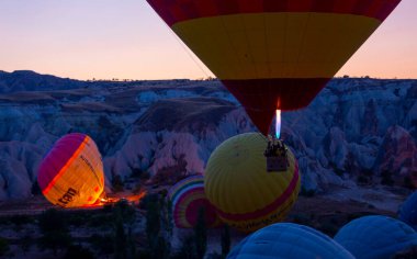 Sıcak hava balonu uçuşu Cappadocia, Türkiye, Goreme köyü, sıcak hava balonu geçidi