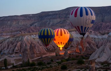 Sıcak hava balonu uçuşu Cappadocia, Türkiye, Goreme köyü, sıcak hava balonu geçidi