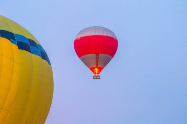 Sıcak hava balonu uçuşu Cappadocia, Türkiye, Goreme köyü, sıcak hava balonu geçidi