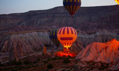 Sıcak hava balonu uçuşu Cappadocia, Türkiye, Goreme köyü, sıcak hava balonu geçidi