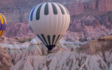 Sıcak hava balonu uçuşu Cappadocia, Türkiye, Goreme köyü, sıcak hava balonu geçidi