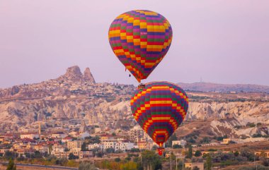 Sıcak hava balonu uçuşu Cappadocia, Türkiye, Goreme köyü, sıcak hava balonu geçidi