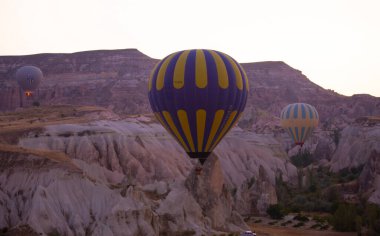 Sıcak hava balonu uçuşu Cappadocia, Türkiye, Goreme köyü, sıcak hava balonu geçidi