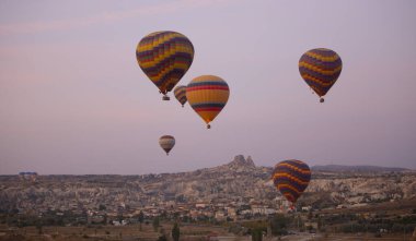 Sıcak hava balonu uçuşu Cappadocia, Türkiye, Goreme köyü, sıcak hava balonu geçidi
