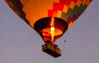 Sıcak hava balonu uçuşu Cappadocia, Türkiye, Goreme köyü, sıcak hava balonu geçidi