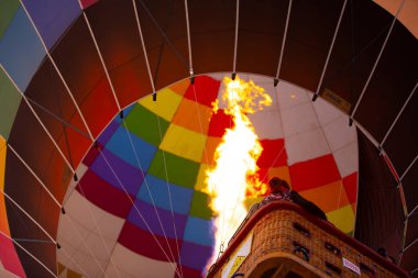 Sıcak hava balonu uçuşu Cappadocia, Türkiye, Goreme köyü, sıcak hava balonu geçidi
