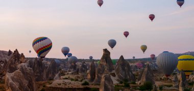 Sıcak hava balonu uçuşu Cappadocia, Türkiye, Goreme köyü, sıcak hava balonu geçidi