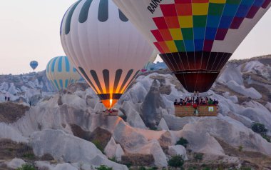 Sıcak hava balonu uçuşu Cappadocia, Türkiye, Goreme köyü, sıcak hava balonu geçidi