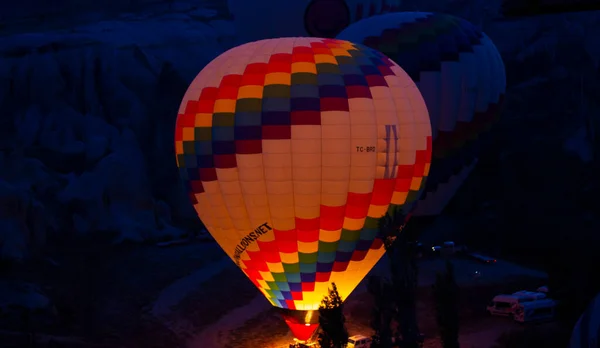 热气球飞越土耳其Cappadocia Goreme村 热气球游行 — 图库照片