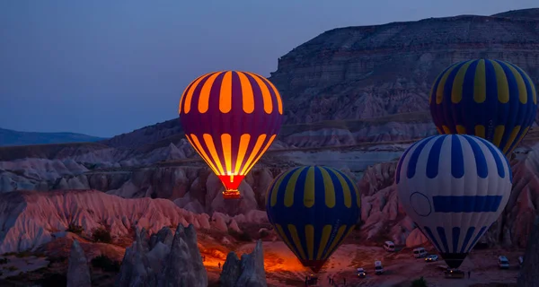 Vuelo Globo Aerostático Sobre Capadocia Turquía Pueblo Goreme Desfile Globo —  Fotos de Stock