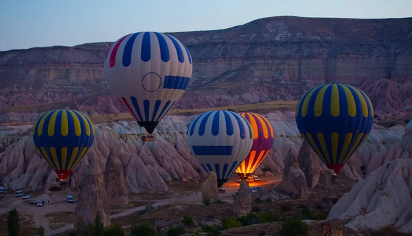 Heißluftballonfahrt Über Kappadokien Türkei Dorf Goreme Heißluftballonparade — Stockfoto