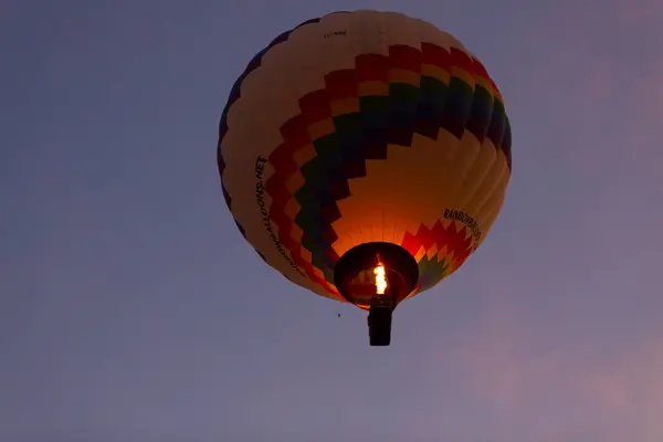 热气球飞越土耳其Cappadocia Goreme村 热气球游行 — 图库照片