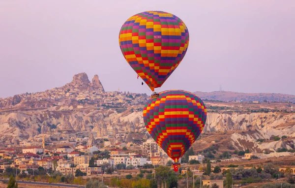 カッパドキア トルコ ゴーメ村上空の熱気球飛行 熱気球パレード — ストック写真