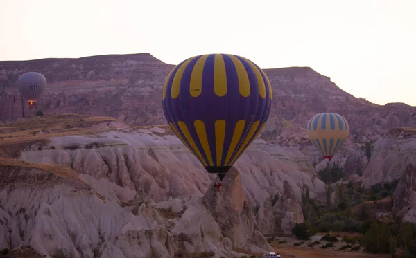 Volo Mongolfiera Sulla Cappadocia Turchia Villaggio Goreme Parata Mongolfiera — Foto Stock