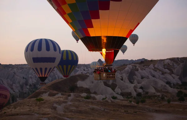 Hőlégballon Repülés Cappadocia Törökország Goreme Falu Hőlégballon Felvonulás — Stock Fotó