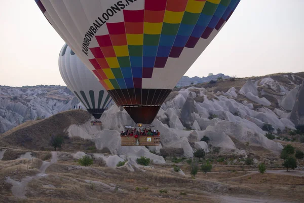 Sıcak hava balonu uçuşu Cappadocia, Türkiye, Goreme köyü, sıcak hava balonu geçidi