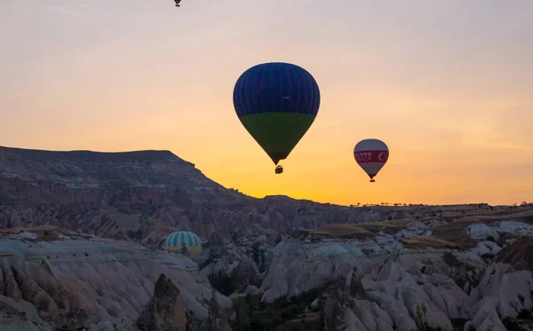 Lot Balonem Nad Kapadocją Turcja Wioska Goreme Parada Balonów Ogrzane — Zdjęcie stockowe