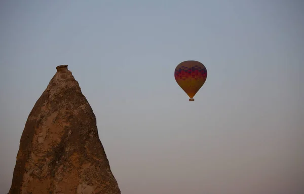 Voo Balão Quente Sobre Capadócia Turquia Aldeia Goreme Desfile Balão — Fotografia de Stock